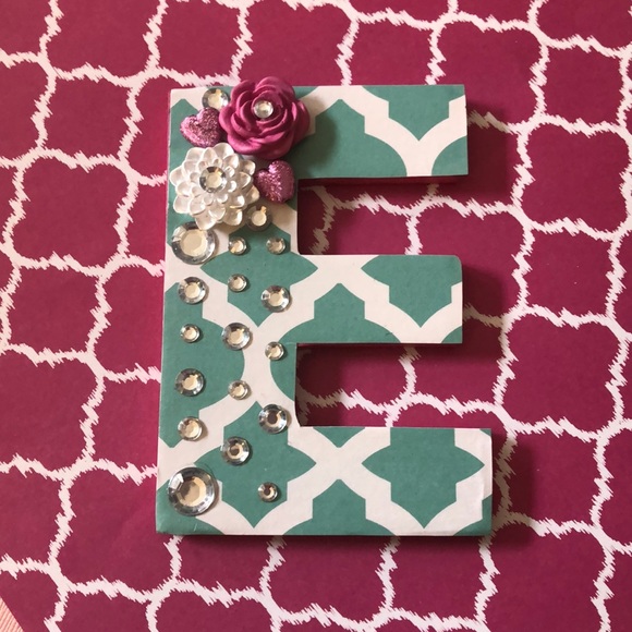 Handcrafted wooden letter E magnet - Picture 3 of 4